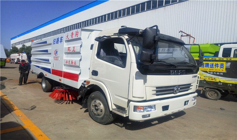 東風(fēng)多利卡D7掃路車